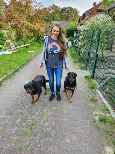 Denise Lüdtke - Beratung und Entwicklung mit Hunden, beim Spazierengehen, fröhlich
