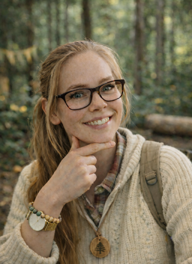 Profilbild Denise Lüdtke - Beratung und Entwicklung, lächelnd im Wald